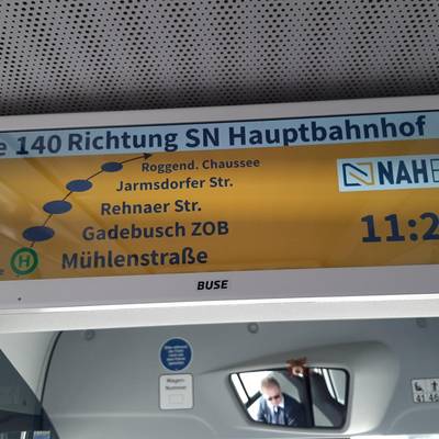 Bis Mai sollen diese Anzeigetafeln auch in älteren Bussen nachgerüstet sein © LK NWM 20210326 NAHBUs Busflotte2
