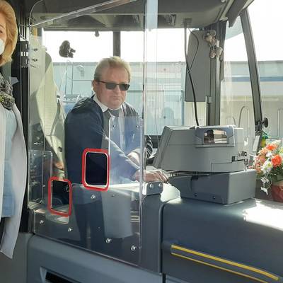 Kein Geld dabei: Ihren Fahrschein bekam Landrätin Kerstin Weiss von Busfahrer Fred Scheel ausnahmsweise mal auf Kredit. © LK NWM 20210326 NAHBUs Busflotte4