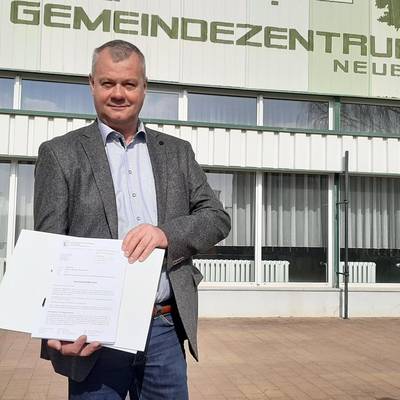 Neuburg Bürgermeister Bernd Hartwig freut sich, endlich mit dem Umbau beginnen zu können. © LK NWM 20210326 Fördermittel Neuburg2