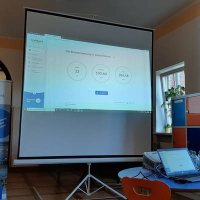 100Mbit hat die Gemeinde für die Schule gebucht und die werden in beide Richtungen erreicht. Möglich wäre laut Volker Buck das 10fache, in Zukunft sogar das 100fache. © LK NWM 20210330 113328