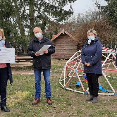 (von links) Landrätin Kerstin Weiss übergab den Förderbescheid in Höhe von 1,8 Millionen Euro an den Bürgermeister der Gemeinde Brüswitz Steffen Meyer, Kita-Leiterin Grit Petersohn und den stellvertretenden Bürgermeister Michael Pagel. © LK NWM (von links) Landrätin Kerstin Weiss übergab den Förderbescheid in Höhe von 1,8 Millionen Euro an den Bürgermeister der Gemeinde Brüswitz Steffen Meyer, Kita-Leiterin Grit Petersohn und den stellvertretenden Bürgermeister Michael Pagel.