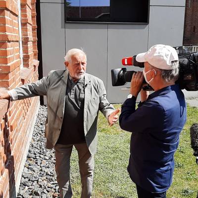 Designer Erich John entdeckte bei den Dreharbeiten mit Schulleiterin Roswitha Wenzlaff (links) noch einige der von ihm eingebauten Fenster. © LK NWM Designer Erich John entdeckte bei den Dreharbeiten mit Schulleiterin Roswitha Wenzlaff (links) noch einige der von ihm eingebauten Fenster.