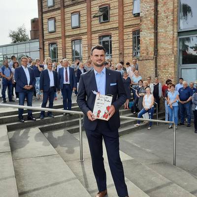 Landrat Tino Schomann wurde von Kreistagspräsident Thomas Grote und den 1. und 2. Beigeordneten und Stellvertretern des Landrates Mathias Diederich und Ingo Funk  sowie den Mitarbeiterinnen und Mitarbeitern der Malzfabrik begrüßt.