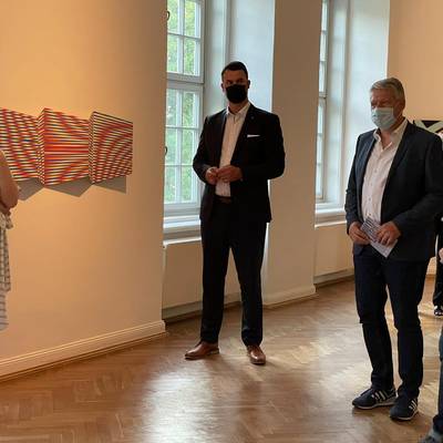 Landrat Tino Schomann und Kreistagspräsident Thomas Grote mit den Kuratoren der Ausstellung Juliane Rogge und Ivo Ringe