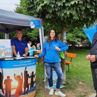 von rechts: Landrat Tino Schoman mit den WSC-Mitarbeiterinnen Anne-Juliane Bunkelmann, Susann Malchow und WFG-Geschäftsführer Martin Kopp-
