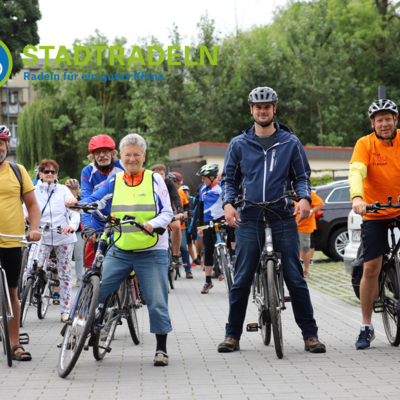 Von der Kreisverwaltung in Wismar starteten 35 Radlerinnen und Radler zur vom ADFC geführten Auftakttour