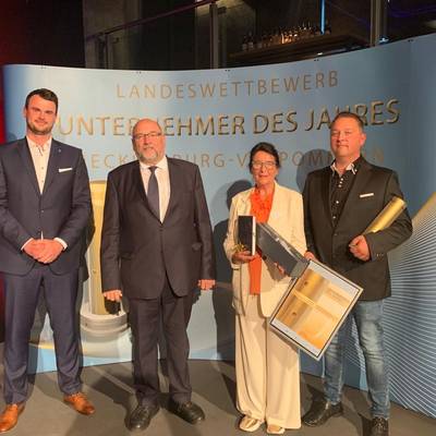 Landrat Tino Schomann, Wirtschaftminister Harry Glawe, Gisela und Frank Schadwinkel