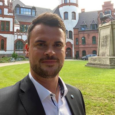 Landrat Tino Schomann vor Schloss Wiligrad