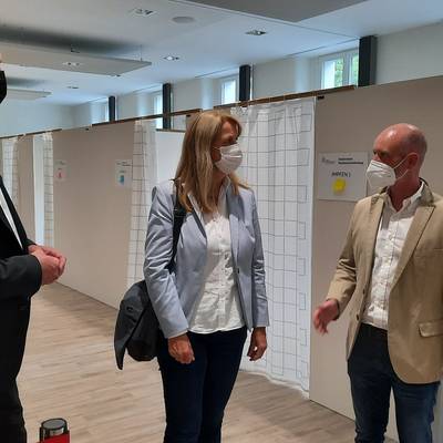 von links: Landrat Tino Schomann, Staatssekretärin Frauke Hlgemann, Impfmanager Tom Brose