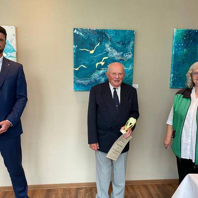 Landrat Tino Schomann und Verkehrswacht-Leiterin Sybille Runge mit Anton Herrmann aus Zierow, Jahrgang 1933. Der ehemalige Motorradrennfahrer bewegt sein Fahrzeug seit 70 Jahren unfallfrei.