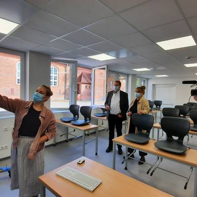 Innen sind die zwei Klassenräume mit modernen Smartboards ausgestattet und winterfest isoliert. © LK NWM Innen sind die zwei Klassenräume mit modernen Smartboards ausgestattet und winterfest isoliert.