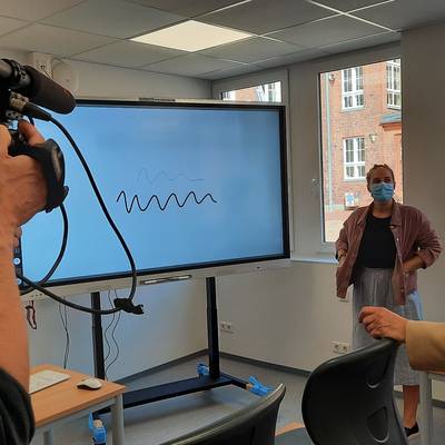Innen sind die zwei Klassenräume mit modernen Smartboards ausgestattet und winterfest isoliert. © LK NWM Innen sind die zwei Klassenräume mit modernen Smartboards ausgestattet und winterfest isoliert.