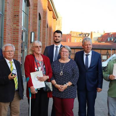 Bild mit den Geehrten, von links: André Schliemann, Dr. Gerhard Schotte, Gunda Lemcke, Landrat Tino Schomann, Heidrun Lange, Kreistagspräsident Thomas Grote, Detlef Bolte