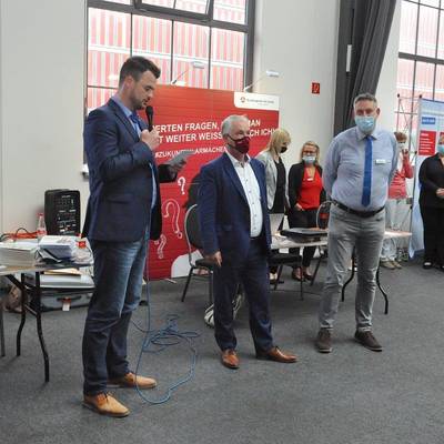 Gemeinsam mit Jobcenter-Geschäftsführer Martin Greiner und Wismars Bürgermeister Thomas Beyer eröffnete Landrat Tino Schomann die Messe.