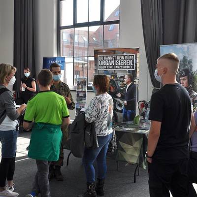 Rund 40 Aussteller waren auf der Messe um Auszubildende und Mitarbeiter und zeigten Perspektiven auf.