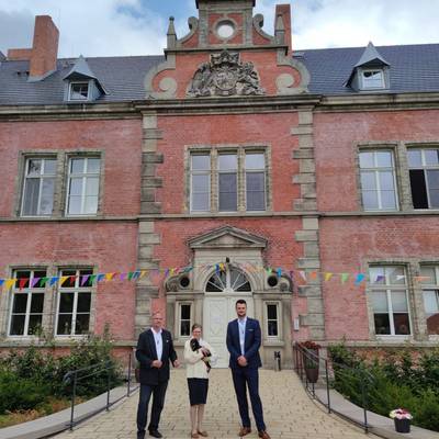 Landrat Tino Schomann mit Hospiz-Gründer Wolfgang Röhr und Hausleiterin Bettina Krebs.