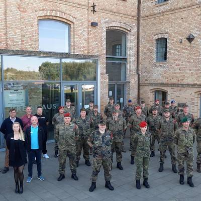 Gruppenfoto mit dem Impfteam vor der Malzfabrik