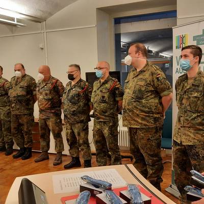 Landrat Tino Schomann und Impfmanager Tom Brose überreichten Dankes-Urkunden und Präsente.