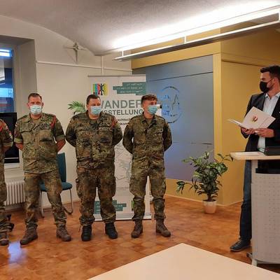 Landrat Tino Schomann und Impfmanager Tom Brose überreichten Dankes-Urkunden und Präsente.