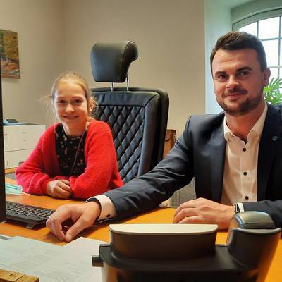 Myleen Rakow (9) im "Chefsessel"