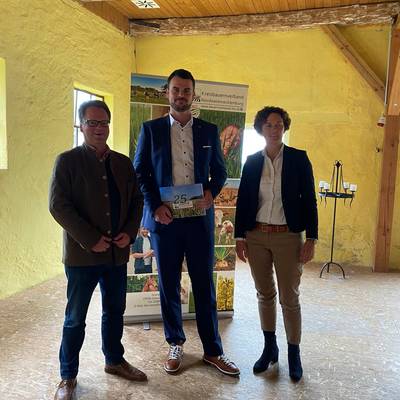 Landrat Tino Schomann mit dem Vorsitzenden des Kreisbauernverbandes Daniel Bohl und Verbands-Geschäftsführerin Petra Böttcher.