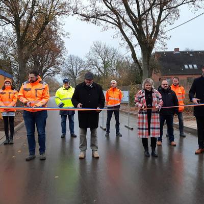 (v.r.) Landrat Tino Schomann durchnitt das Band zur Verkehrsfreigabe gemeinsam mit Grit Glanert (Zweckverband Wismar), Bürgermeister Burkhard Biemel Ingenieur Martin Sonntag und Carina Kaminski (Wasser- und Bodenverband „Wallensteingraben-Küste“).