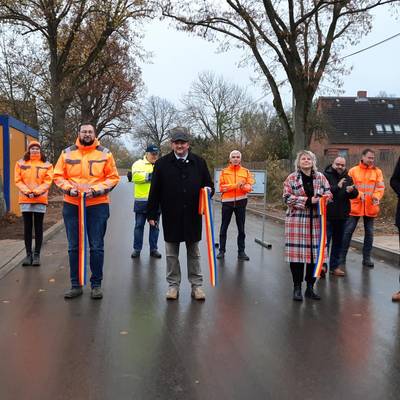 (v.r.) Landrat Tino Schomann durchnitt das Band zur Verkehrsfreigabe gemeinsam mit Grit Glanert (Zweckverband Wismar), Bürgermeister Burkhard Biemel Ingenieur Martin Sonntag und Carina Kaminski (Wasser- und Bodenverband „Wallensteingraben-Küste“).