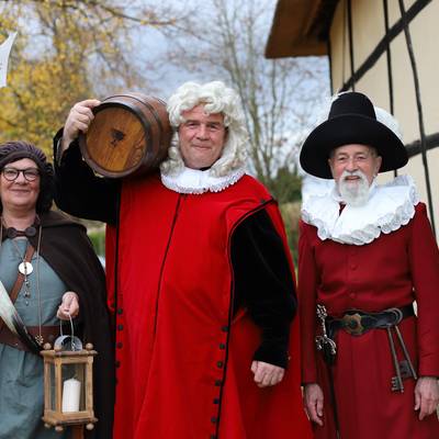 Der Martensmann (mitte), dargestellt von Stefan Pagel und begleitet von seiner Nachtwächterin, wurde in Schönberg von seinem Amtskollegen dem Petermännchen begrüßt.