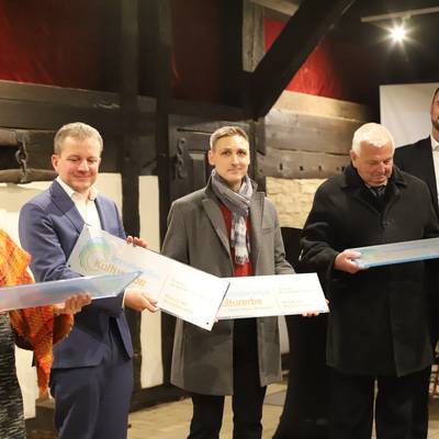 Landrat Tino Schomann (r.) übergab die Kulturerbe-Plaketten an (von links): Silke Mählenhoff (stv. Stadtpräsidentin von Lübeck) Rico Badenschier (Oberbgm. von Schwerin), Stephan Korn (Bgm. Von Schönberg) und Hans Jochen Oldenburg (Bgm. Von Rehna).