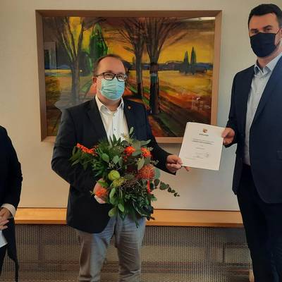Landrat Tino Schomann übergab die Urkunde für die erstplatzierte Gemeinde Grambow gemeinsam mit der Sachbearbeiterin für Dorfentwicklung Marion Gieratz an Bürgermeister Sven Baltrusch.