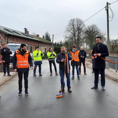 Gemeinsam mit Vertretern der am beteiligten Firmen durchschnitten Bürgermeister Sven Baltrusch Landrat Tino Schomann das symbolische Band zur Verkehrsfreigabe.