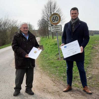 Landrat Tino Schomann (r.) überbrachte den Förderbescheid an Bürgermeister Jürgen Ahrens.