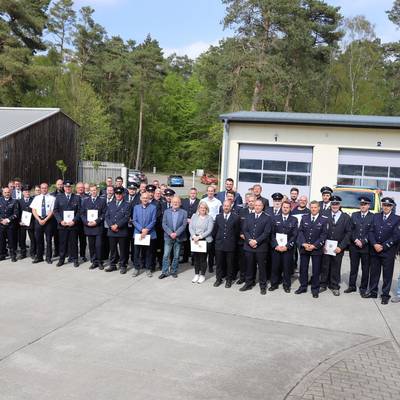 Landrat Tino Schomann und Bevölkerungsschutz-Leiter Florian Haug übergaben Fördermittel an Feuerwehren im Landkreis.