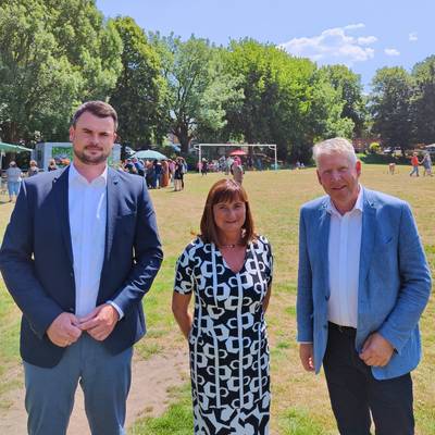 Thomas Grote und Tino Schomann mit Diakonie-Geschäftsführerin Christiane Balzer