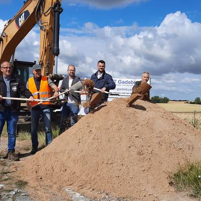 (von rechts): Der Leitende Verwaltungsbeamte des Amtes Neukloster Warin Frank Meier, Landrat Tino Schomann, Fraktionsvorsitzender der Fraktion die DIE LINKE im Kreistag Björn Griese, Frank Weinmar vom Ingenieurbüro ITS Wismar und Maik Schielke vom Unternehmen LUT in Gadebusch beim Spatenstich an der K39.