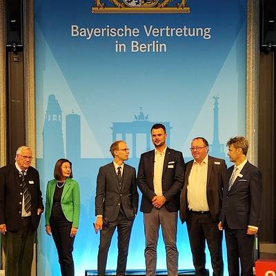 Marco Scheel und Tino Schomann (mitte) bei der Preisverleihung in Berlin