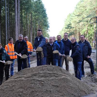 (v.l.): Annalena Joch vom Landesforstamt, der Bürgermeister der Gemeinde Steppenitztal Peter Koth, Landrat Tino Schomann, Stefan Schmidt vom Ingenieurbüro Thomas Hadan