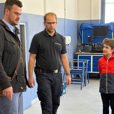 Fiete (10) und Landrat Tino Schomman verbrachten gemeinsam einen halben Tag