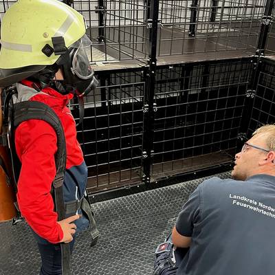 Fiete (10) und Landrat Tino Schomman verbrachten gemeinsam einen halben Tag