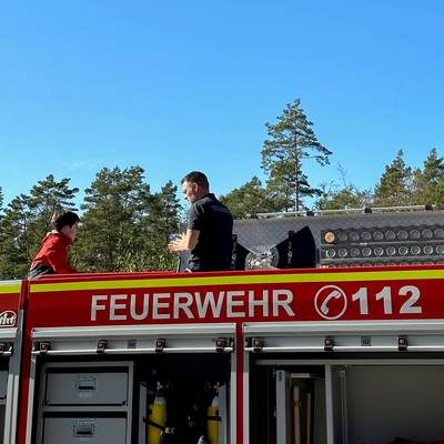 Fiete (10) und Landrat Tino Schomman verbrachten gemeinsam einen halben Tag