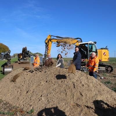 (v.l.) Katrin Krull vom Ingenieurbüro PLANUNGLAND, die Bürgermeisterin von Zierow Dagmar Dobbertin, die Beigeordnete Katrin Patynowski, Landrat Tino Schomann und Holger Nitz von der Firma TTS Straßen- und Tiefbau beim gemeinsamen Spatenstich an der K22.