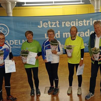 Gruppenbild der anwesenden Preisträger (v.l.): Horst Krumpen, Angela Lange vom Amt Neuburg, die Vorsitzende des ADFC Wismar Martina Czwikla, Bertram Mühlnickel und Kreistagspräsident Thomas Grote.