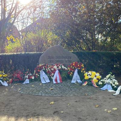 Gedenkstein mit Kränzen