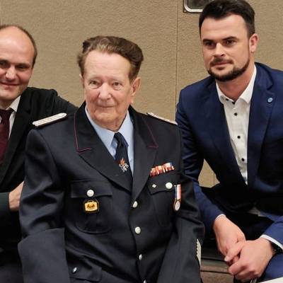 Lars Prahler und Tino Schomann mit Oberbrandmeister Willi Krüger, der für 70 Jahre Mitgliedschaft geehrt wurde