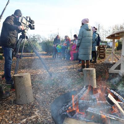 Die Kinder sangen Weihnachtslieder und erhielten zum Dank einen Baum für ihre Kitas