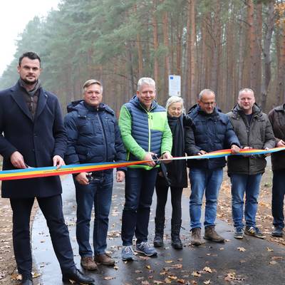 Landrat Tino Schomann, (links), Kreistagspräsident Thomas Grote (3. von links) und der Bürgermeister von Börzow Peter Koth (ganz rechts) durchschnitten gemeinsam mit Vertretern der beteiligten Baufirmen das Band zur Einweihung des neugebauten Radweges.