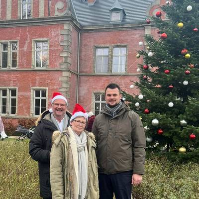Weihnachtsbaum in Schloss Bernstorf aufgestellt