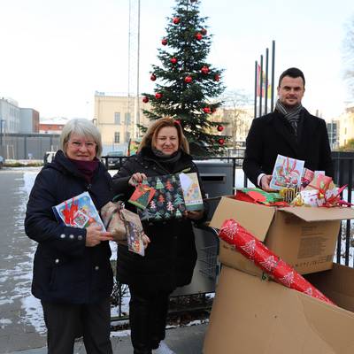 Landrat Tino Schomann übergab die gesammelten Geschenke an Martina Kimmling (m.) und Grabiele Kuss (l.) vom Verein „Licht am Horizont“.