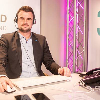 Tino Schomann am Spendentelefon des NDR