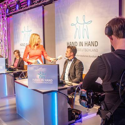 Tino Schomann am Spendentelefon des NDR